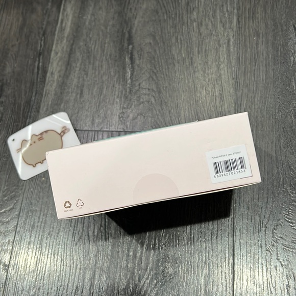 Pusheen AirPods 1/2 case - Picture 10 of 11